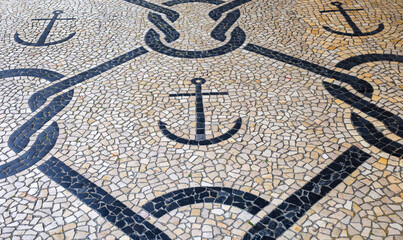 Calçada portuguesa com motivos marítimos, âncora cabos. 