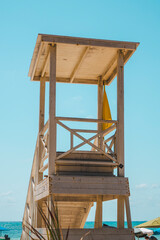 Torre de vigilancia en la playa
