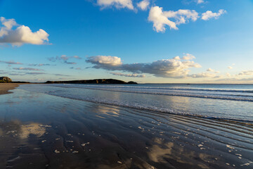 Nuages se reflétant sur le sable strié et mouillé de la plage de l'Aber, une symphonie visuelle...