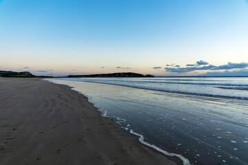 Vue imprenable sur la plage de l'Aber, joyau de la presqu'île de Crozon, berceau de la beauté naturelle bretonne
