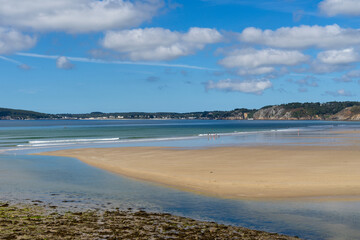 La plage de l'Aber, silhouette majestueuse surplombant la baie de Morgat, une vue à couper le souffle sur la presqu'île de Crozon en Bretagne.