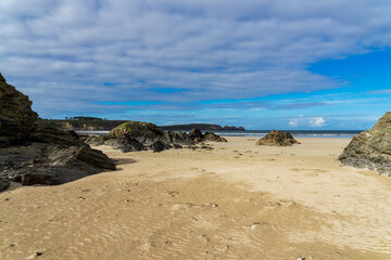 De gros rochers se dressent sur le sable d'une plage de la presqu'île de Crozon en Bretagne, témoins majestueux de la force de la nature.