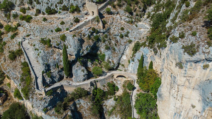 Obraz premium small church perched on the mountain reachable via a long and winding staircase. at the foot of the mountain there is a small characteristic town. the church is isolated from everything in the nature