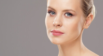 Naklejka premium Close-up portrait of beautiful, fresh, healthy and sensual girl over grey background
