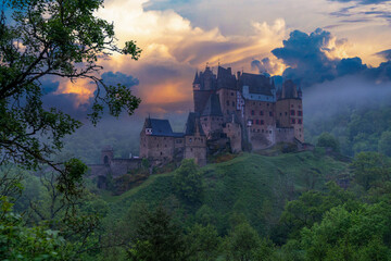 Burg Elzt im Abendrot
