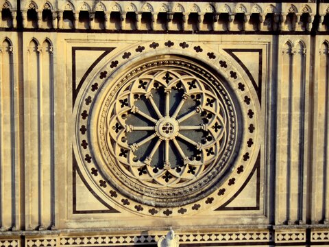 Il rosone neo-gotico della cattedrale di Acireale.