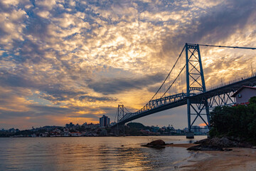 nuvens e a ponte e o  pôr-do-sol em Florianópolis Brasil Florianopolis