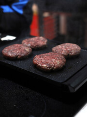 carne cruda ternera para hamburguesas friéndose a la plancha