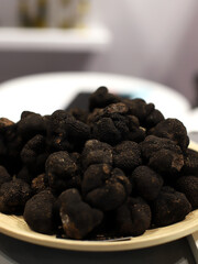 Trufas naturales en un plato 
