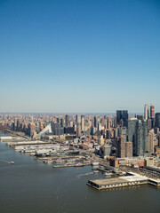 Obraz premium Flying over Hudson River aside Manhattan
