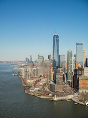 Obraz premium Downtown Manhattan and the 1 World Trade Center tower seen from an helicopter ride over Hudson River