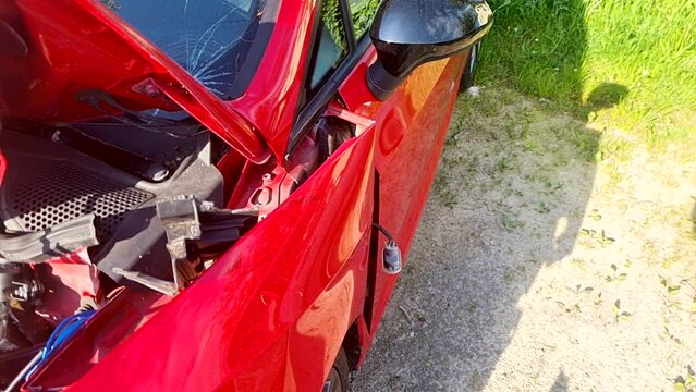 Rotes Auto mit Schaden 