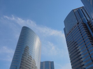 Obraz premium 高層ビルと空。オフィス街の風景。品川。