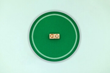 GOの英語ブロックが中央にある芝生風の緑の丸いマーク