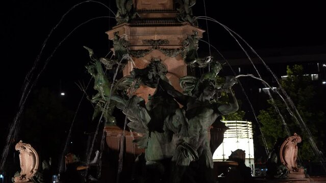 N&auml;chtliche Impressionen am Brunnen auf dem Augustusplatz in Leipzig