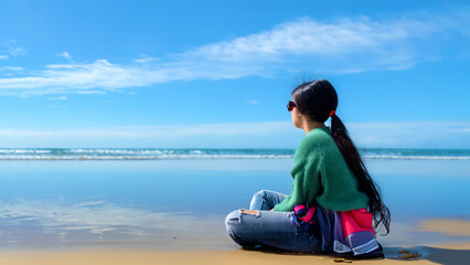 砂浜に座っている女性