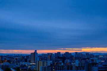 Fototapeta premium 夜明け前の都市景観。神戸市東灘区の高層ビルから芦屋大阪方面をのぞむ 背景に生駒山系が見える