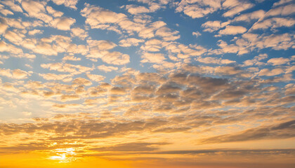 Fototapeta premium Cloudscape: Capturing the Beauty of Sky in Time-lapse Sunrise and Sunset