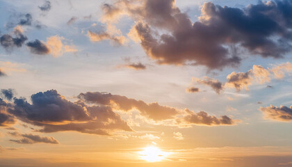 Obraz premium Cloudscape: Capturing the Beauty of Sky in Time-lapse Sunrise and Sunset