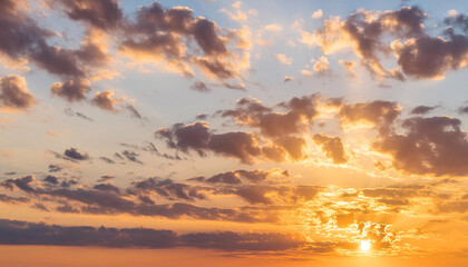 Obraz premium Cloudscape: Capturing the Beauty of Sky in Time-lapse Sunrise and Sunset