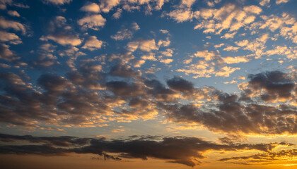 Fototapeta premium Cloudscape: Capturing the Beauty of Sky in Time-lapse Sunrise and Sunset