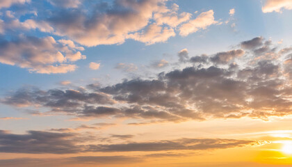Fototapeta premium Cloudscape: Capturing the Beauty of Sky in Time-lapse Sunrise and Sunset