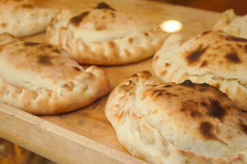 透き通るガラス張りのショーケースに入ったパン