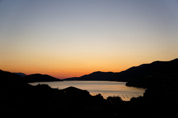 夕焼けでオレンジ色に美しく彩られる風景