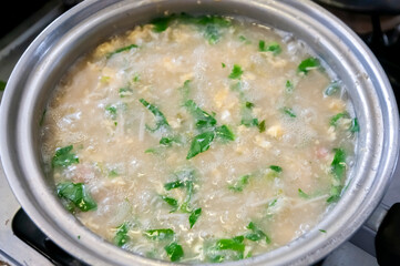 鍋でおじやを煮込む