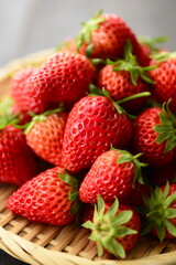 ざるに盛った苺