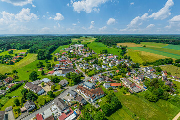 Die Gemeinde Adelsried im schwäbischen Holzwinkel von oben