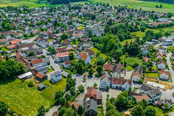 Die Gemeinde Adelsried im schwäbischen Holzwinkel von oben