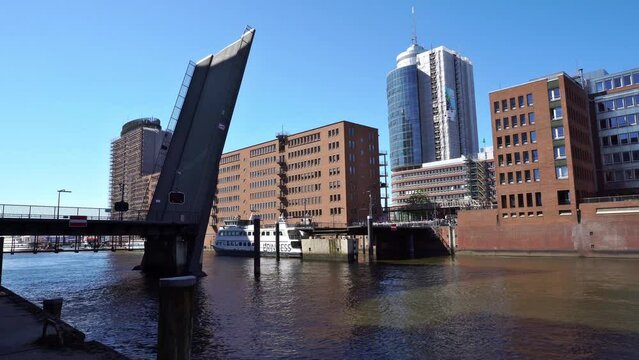 Hamburg Hafencity im Sommer Klappbr&uuml;cke - Br&uuml;cke schlie&szlig;t 1