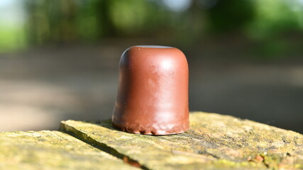 Ein Schaumkuss wartet auf einer Bank 