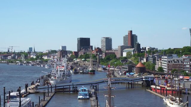 Hamburg Landungsbr&uuml;cken im Sommer am Morgen - Hamburger Hafen mit Blick auf die Elbe