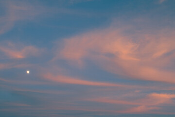 夕暮れの月