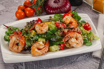 Salad with prawn and quinoa