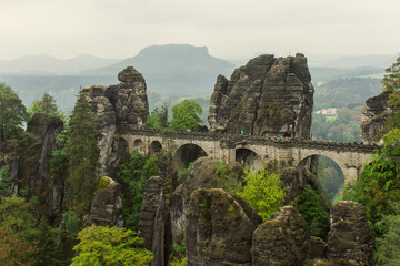 Bastei - formacja skalna w Szwajcarii Saksońskiej. W tle szczyt Lilienstein. © Grzegorz Polak