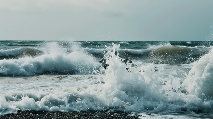 Fototapeta premium waves crashing against the shore