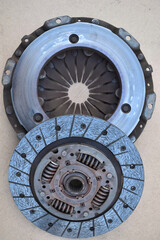A closeup picture of a clutch cover and clutch ring of car