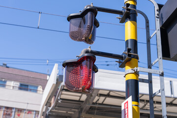 踏切の安心安全のための警報器・信号・進行方向矢印の点滅