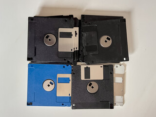 Obraz premium Floppy disks from the 90s. The early days of recording technology. Stack of retro colorful floppy disks. The old forgotten technologies. 
