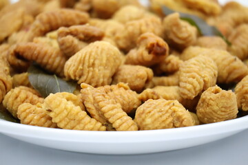 Crafted with care, this Malaysian snack reflects rich culinary tradition. Made of wheat flour, curry powder, and select ingredients, it's fried to crispy perfection, a savory delight loved by many.
