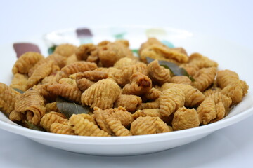 Crafted with care, this Malaysian snack reflects rich culinary tradition. Made of wheat flour, curry powder, and select ingredients, it's fried to crispy perfection, a savory delight loved by many.
