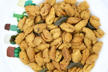 Crafted with care, this Malaysian snack reflects rich culinary tradition. Made of wheat flour, curry powder, and select ingredients, it's fried to crispy perfection, a savory delight loved by many.
