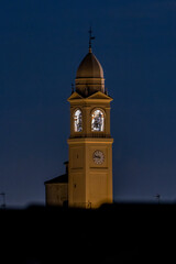 torre campanaria di Isola Dovarese di notte
