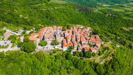 Obraz premium Groznjan, nestled in the heart of Istria, Croatia, is a charming small town steeped in history and culture, and it serves as one of the points along the Parenzana route from the air
