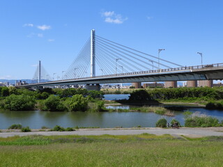 淀川に架かる菅原城北大橋と城北ワンド(2024年5月撮影)