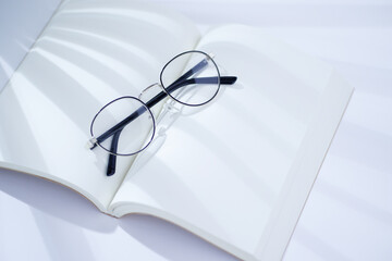 メガネとノートの明るい背景素材