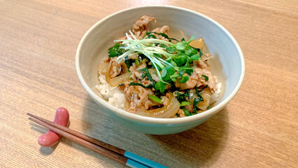 豚丼のカイワレ添え焼肉のタレ風味